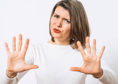 Stüdyo geçmişine jest yapan kızı durdurun.