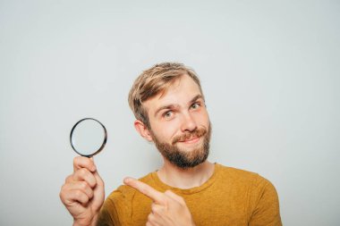 Elinde büyüteç olan adam.