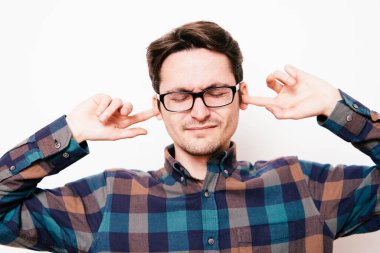 Kulaklarını kapat dostum.