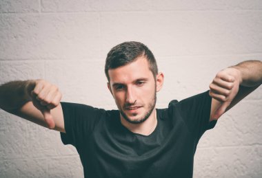 Adam baş parmak hareketi gösteriyor.