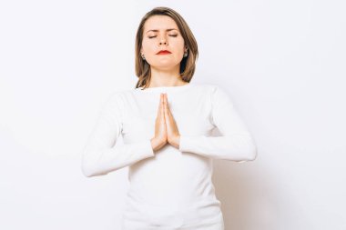 Dua et. Bir kadın. Stüdyo arka planı