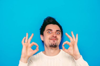 Adam her şeyin yolunda olduğunu gösterir, merak etme. Her şey yolunda. Jest yap. Portreyi kapat.