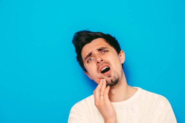 Erkekler Diş Ağrısı Stüdyo geçmişine karşı 