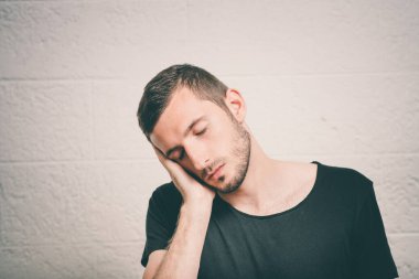 Uyu. Stüdyo geçmişine karşı adam