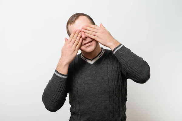 Hombre Cierra Los Ojos Con Sus Manos —  Fotos de Stock