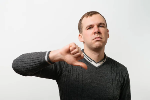 Man Toont Een Duim Naar Beneden Gebaar — Stockfoto