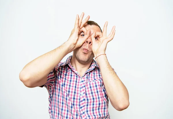 Άνθρωπος Που Κοιτάζει Μέσα Από Χέρια Κάνοντας Κυάλια — Φωτογραφία Αρχείου