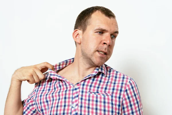 Retrato Primer Plano Joven Abriendo Camisa Para Ventilar Hace Calor — Foto de Stock