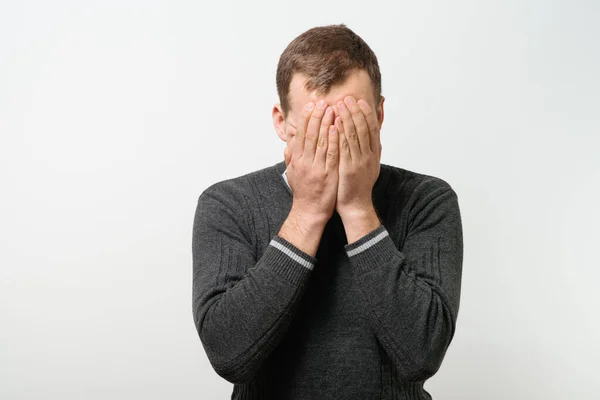 Man Bedekt Zijn Gezicht Met Hand — Stockfoto