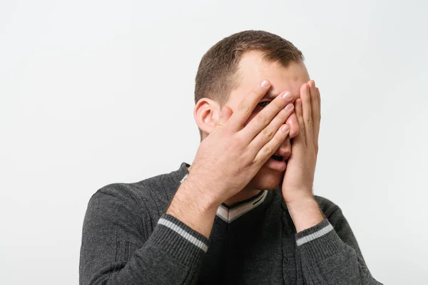 Man Täcker Sitt Ansikte För Hand — Stockfoto