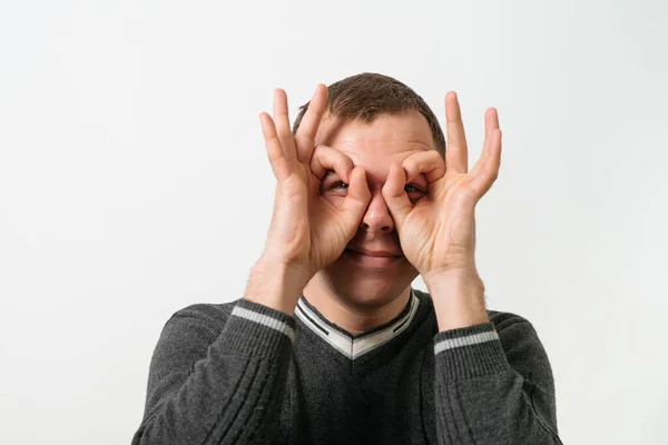 Man Die Door Handen Kijkt Een Verrekijker Maakt — Stockfoto