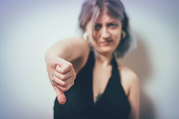 Жінка Показує Великий Палець Вниз Жест — стокове фото