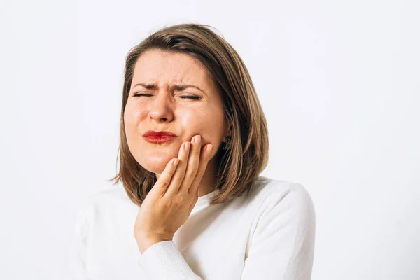 Mulher Dor Dente Contra Fundo Estúdio — Fotografia de Stock