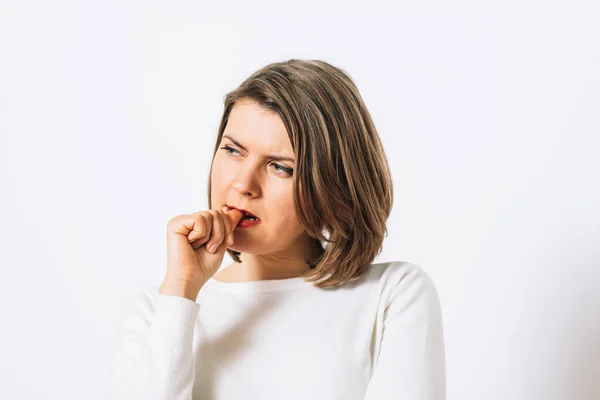 Vrouw Denkt Tegen Studio Achtergrond — Stockfoto