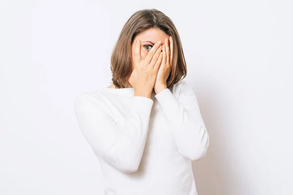 Femme Couvre Son Visage Avec Ses Mains Ses Poignets — Photo