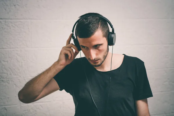 Hombre Con Auriculares Contra Fondo Estudio — Foto de Stock