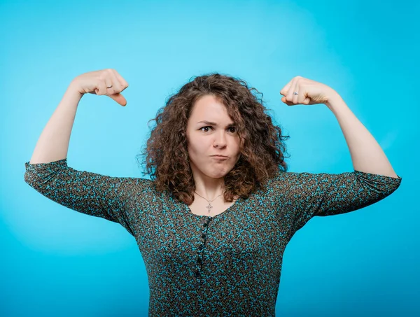 Vrouw Tonen Haar Spieren — Stockfoto