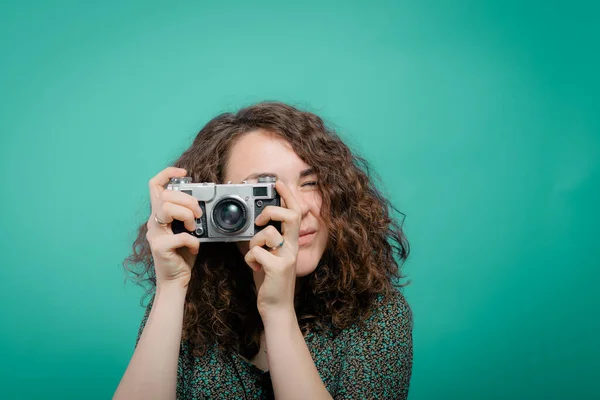 Mujer Con Cámara Contra Fondo Estudio — Foto de Stock