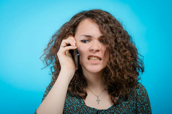 Mujer Con Smartphone Contra Fondo Estudio — Foto de Stock