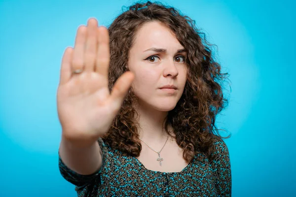 Pare Gesto Menina Contra Fundo Estúdio — Fotografia de Stock