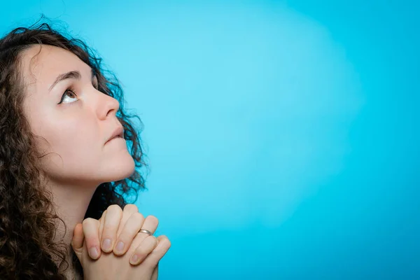 Oración Mujer Contra Fondo Estudio —  Fotos de Stock