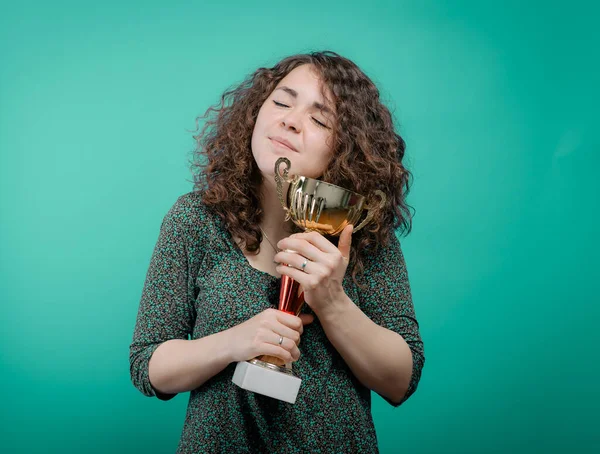 Vrouw Met Een Gouden Beker — Stockfoto