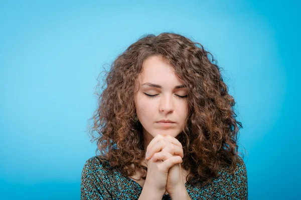 Oración Mujer Contra Fondo Estudio —  Fotos de Stock