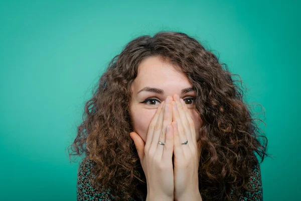 Mädchen Lacht Und Bedeckt Ihren Mund — Stockfoto