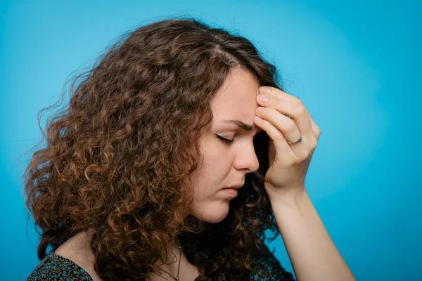 Dolor Cabeza Mujer Contra Fondo Estudio —  Fotos de Stock