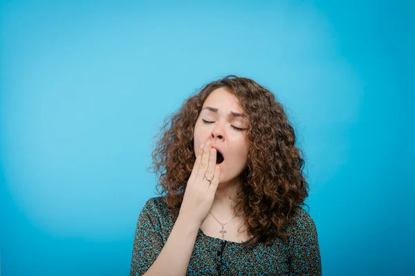 Yawns Perempuan Dengan Latar Belakang Studio — Stok Foto