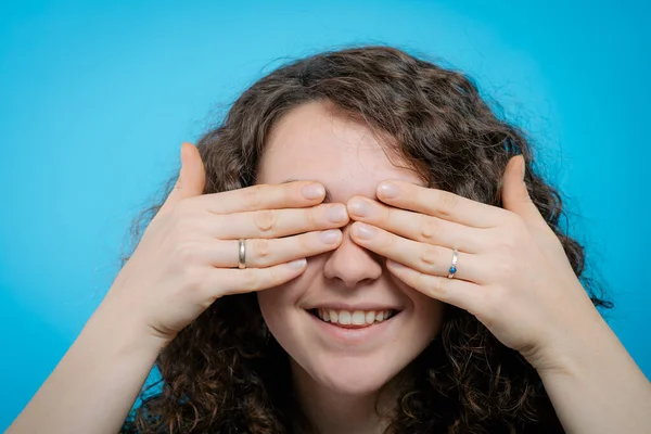 Mujer Cierra Los Ojos Con Las Manos — Foto de Stock