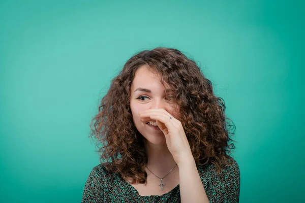 Mujer Sonriendo Contra Fondo Estudio —  Fotos de Stock