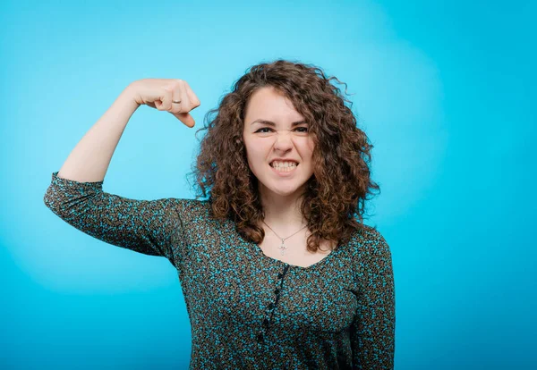 Vrouw Tonen Haar Spieren — Stockfoto