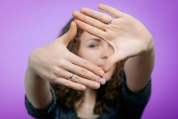Girl Doing Hand Frame — Stock Photo, Image
