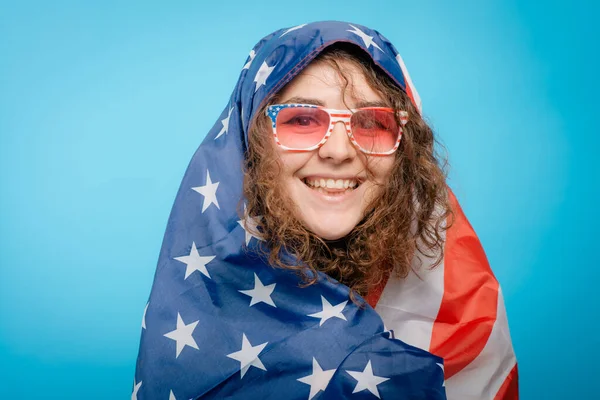 Mujer Escuchando Himno Nacional Patriota —  Fotos de Stock