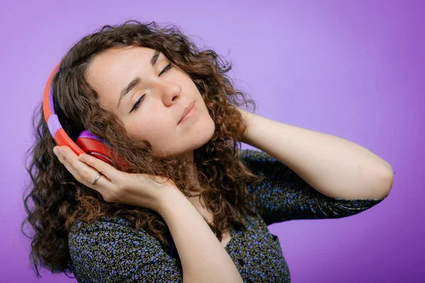 Vrouw Met Hoofdtelefoon Tegen Studioachtergrond — Stockfoto