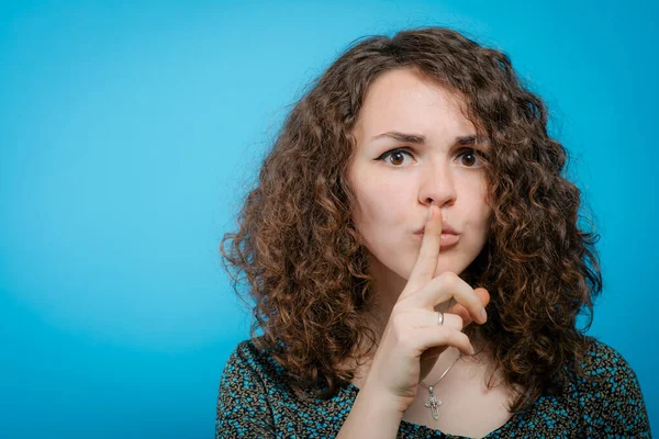 Mujer Puso Dedo Sus Labios —  Fotos de Stock