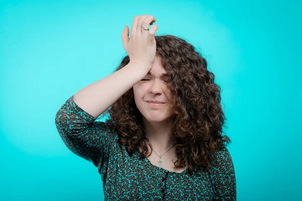 Mulher Com Dor Cabeça Fundo Estúdio — Fotografia de Stock