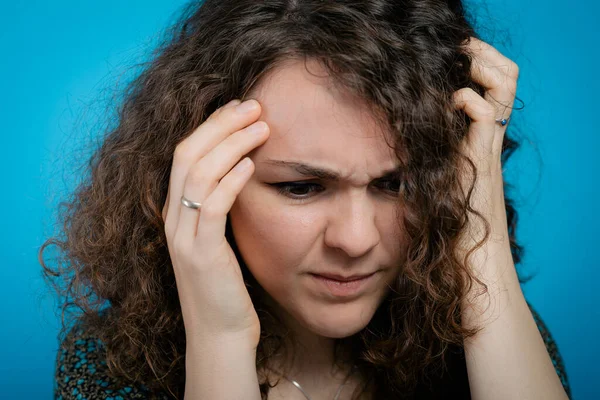 Hoofdpijn Vrouw Tegen Studio Achtergrond — Stockfoto