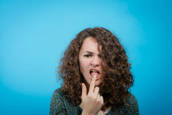 Mulher Mostrando Língua Contra Fundo Estúdio — Fotografia de Stock