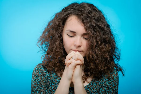 Oración Mujer Contra Fondo Estudio —  Fotos de Stock