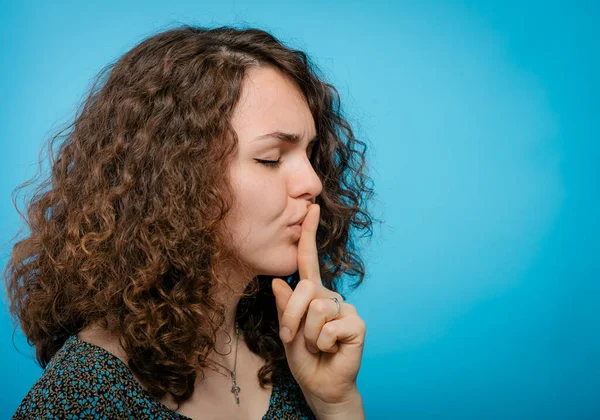 Mujer Puso Dedo Sus Labios — Foto de Stock