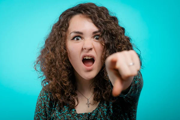 Boze Vrouw Die Iemand Uitschold Met Haar Vinger Naar Camera — Stockfoto