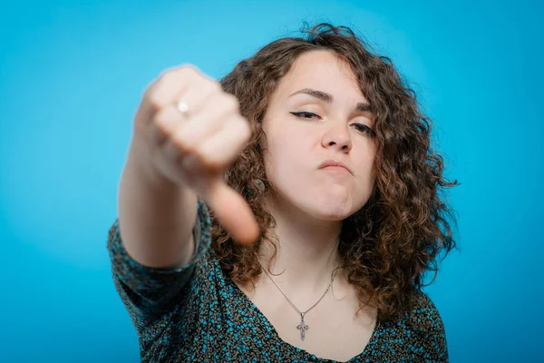 Vrouw Toont Een Duim Naar Beneden Gebaar — Stockfoto