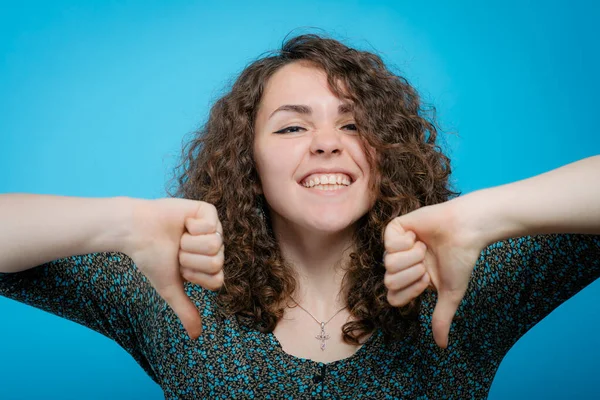 Vrouw Toont Een Duim Naar Beneden Gebaar — Stockfoto