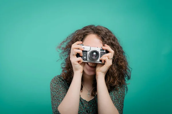Woman Camera Studio Background — Stock Photo, Image