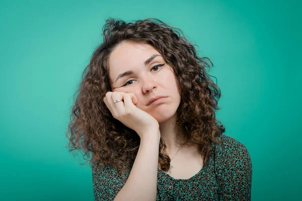 Vrouw Denkt Tegen Studio Achtergrond — Stockfoto