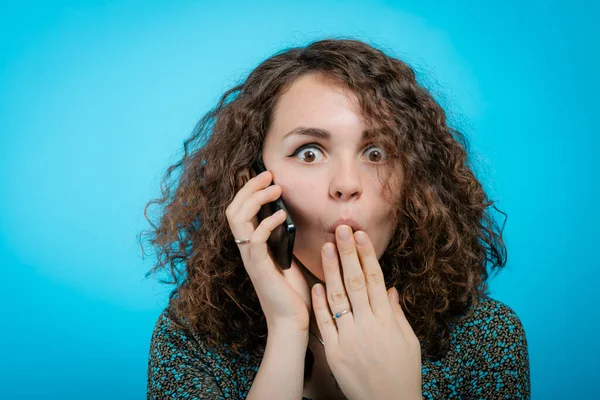 Frau Mit Smartphone Vor Studiohintergrund — Stockfoto