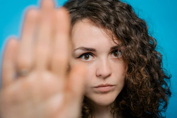 Pare Gesto Menina Contra Fundo Estúdio — Fotografia de Stock