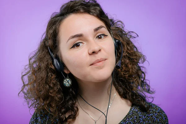 Suporte Menina Contra Fundo Estúdio — Fotografia de Stock